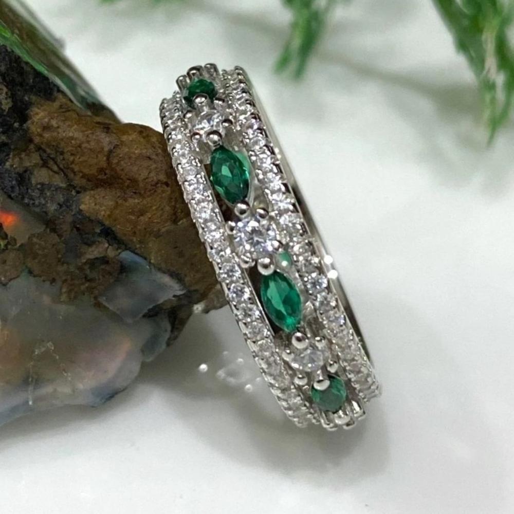 Elegant Silver and Green Gemstone Ring